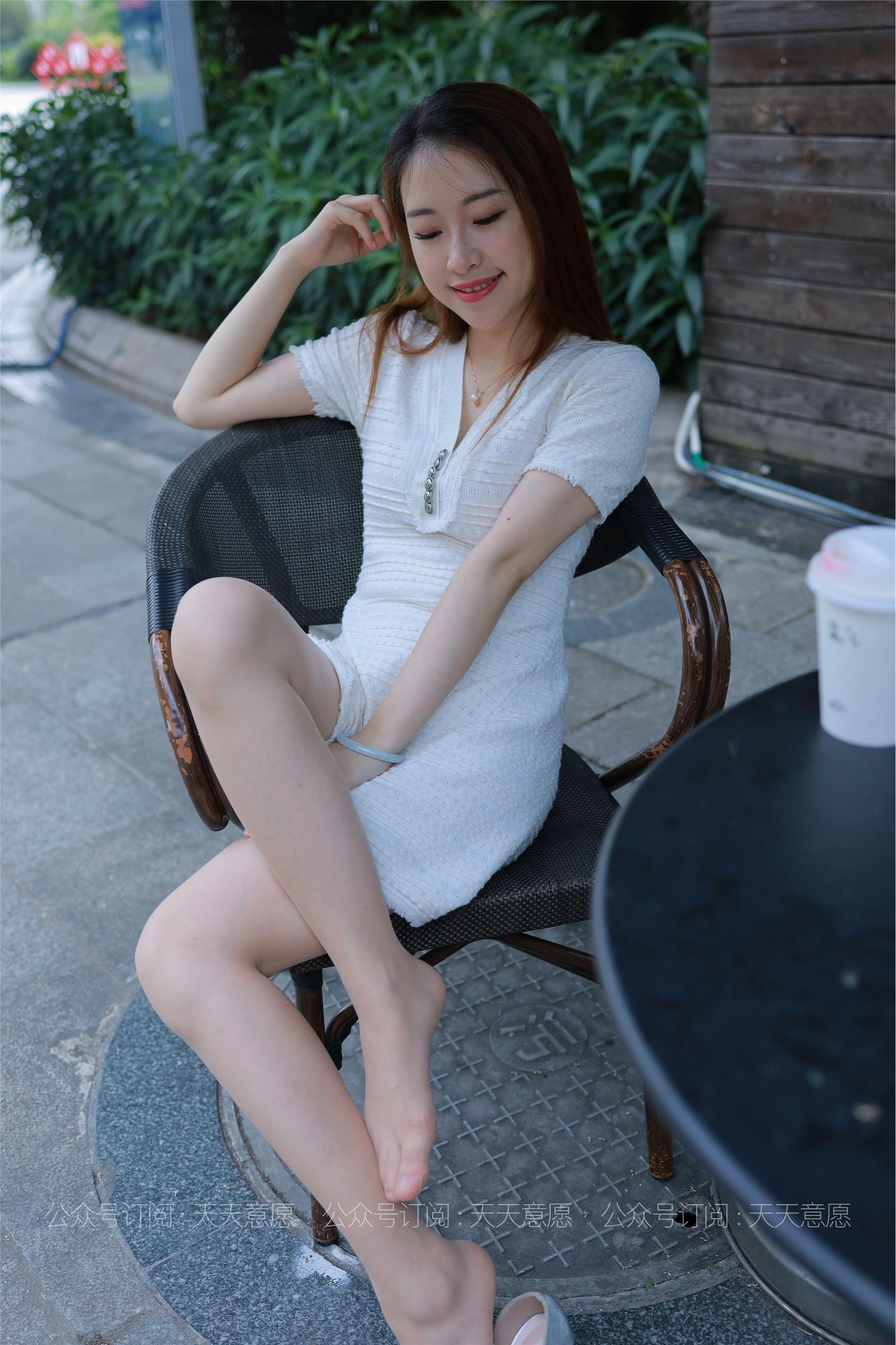 IESS异思趣向 - 模特：小婕《肉丝白裙俏佳人》